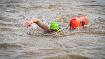 В Югре экстремальную водную гонку первым одолел пловец из Беларуси