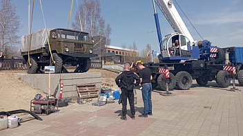 Ретроавтомобиль из Белоярского стал памятником в Сургуте