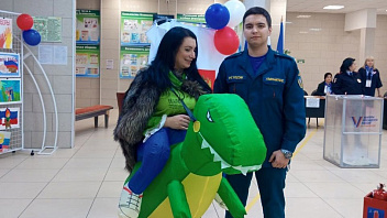 Депутат Пыть-Яха объяснила, почему пришла на выборы верхом на динозавре