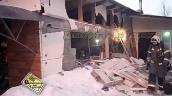 Экстренные службы сообщили о причинах и последствиях взрыва гаража в Старом Вартовске