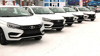В Сургут доставили автомобили «Лада Веста» для победителей викторины «Достижения Югры»