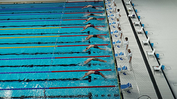 Пловцы Югры продолжают собирать полные комплекты медалей на уральских соревнованиях