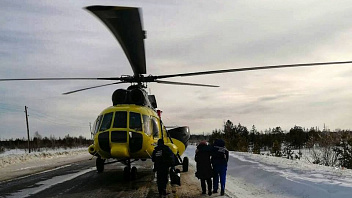 Бригада медиков на Ми-8 приземлилась на трассу под Когалымом, чтобы помочь пострадавшим в ДТП