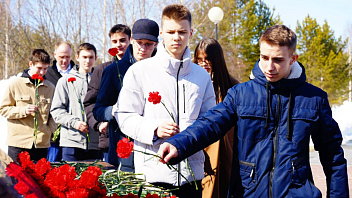 Лангепасцы несут цветыз в память о жертвах катастрофы на Чернобыльской АЭС