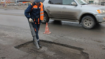В Нижневартовске экстренным ямочным ремонтом спасают дороги от разрушения
