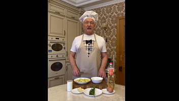 Глава Белоярского района Сергей Маненков поделился уникальным рецептом блинов на Масленицу