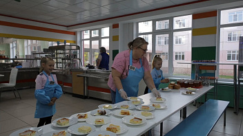 В Югорске родители помогают первоклассникам адаптироваться к школьной жизни, дежуря с ними