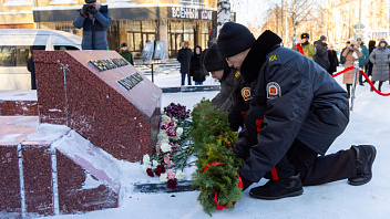В Ханты-Мансийске прозвучал троекратный оружейный залп: горожане почтили память воинов