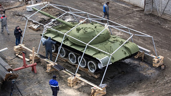 В сквере Сургута готовятся к установке танка времен СССР