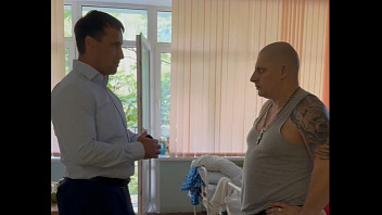 Сенатор Исаков навестил в госпитале героя СВО из Нижневартовска