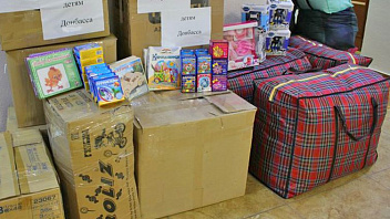Югорчане несут сладкие подарки и мягкие игрушки для отправки на Донбасс